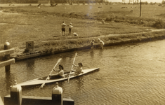 122579 Gezicht op de Kromme Rijn te Utrecht met enkele kanovaarders, vanaf de Stadionbrug, uit het noordoosten.N.B. De ...